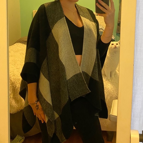 🦋 Black & Grey Cape - Picture 4 of 4